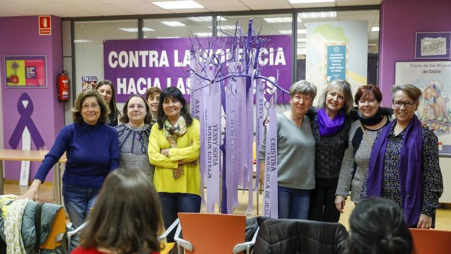 Asistentes a la cita, en la Casa de Encuentros Mujeres CMI La Arena