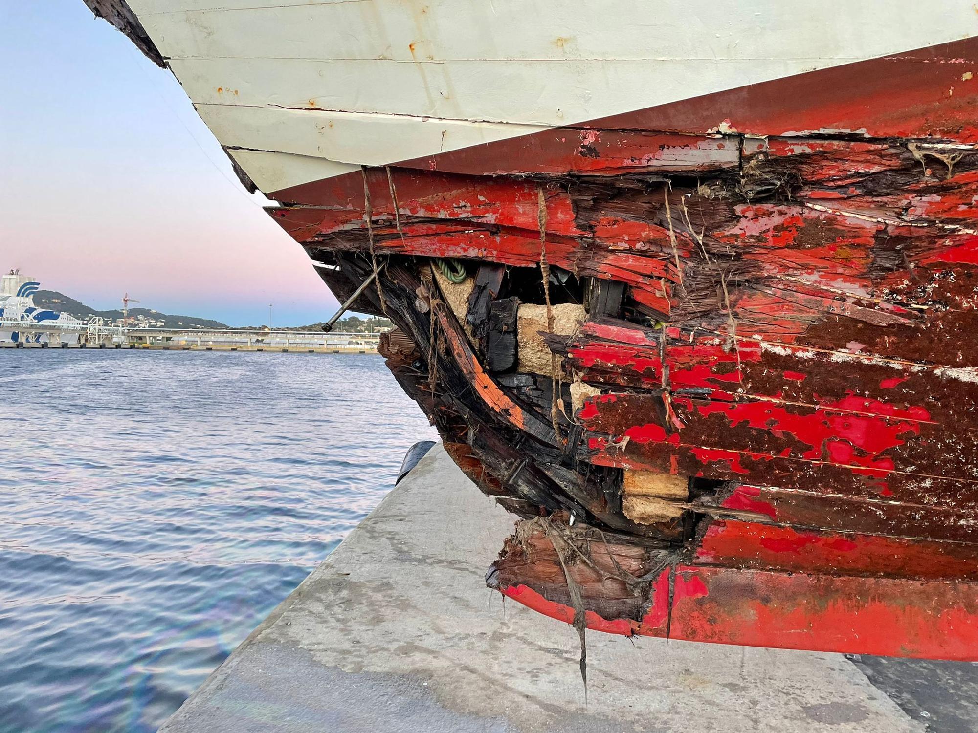 Reflotado el pesquero 'Charpat Segundo', hundido en el puerto de Ibiza.