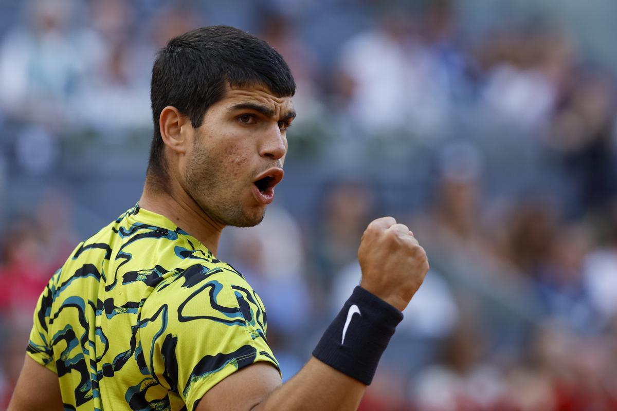 MADRID, 07/05/2023.- El tenista español Carlos Alcaraz celebra ante el alemán Jan-Lennard Struff durante la Final ATP individuales en el estadio Manolo Santana del Mutua Madrid Open, este domingo. EFE/ Chema Moya