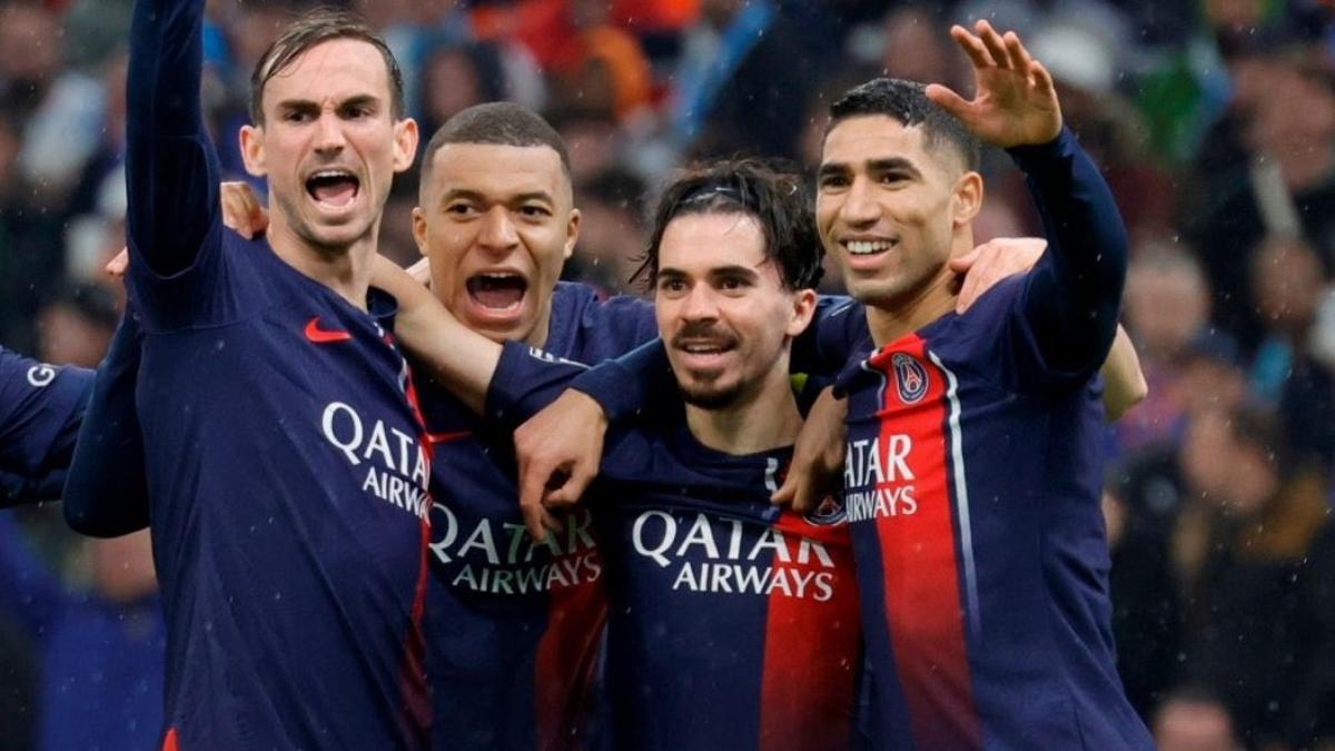 Los jugadores del PSG celebran el primer tanto ante el Marsella.