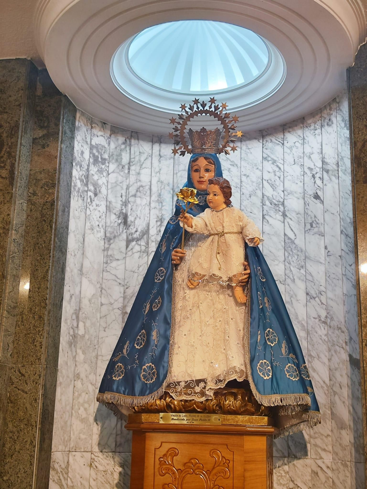 Ofrenda azul en Lugo de Llanera: los oviedistas agradecen a Santa María el ascenso a Primera