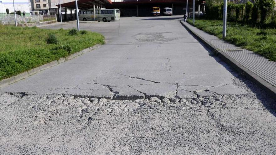 La enrtada por la que acceden los autobuses a la terminal de Vilagarcía se encuentra en un estado lamentable.  // Noé Parga