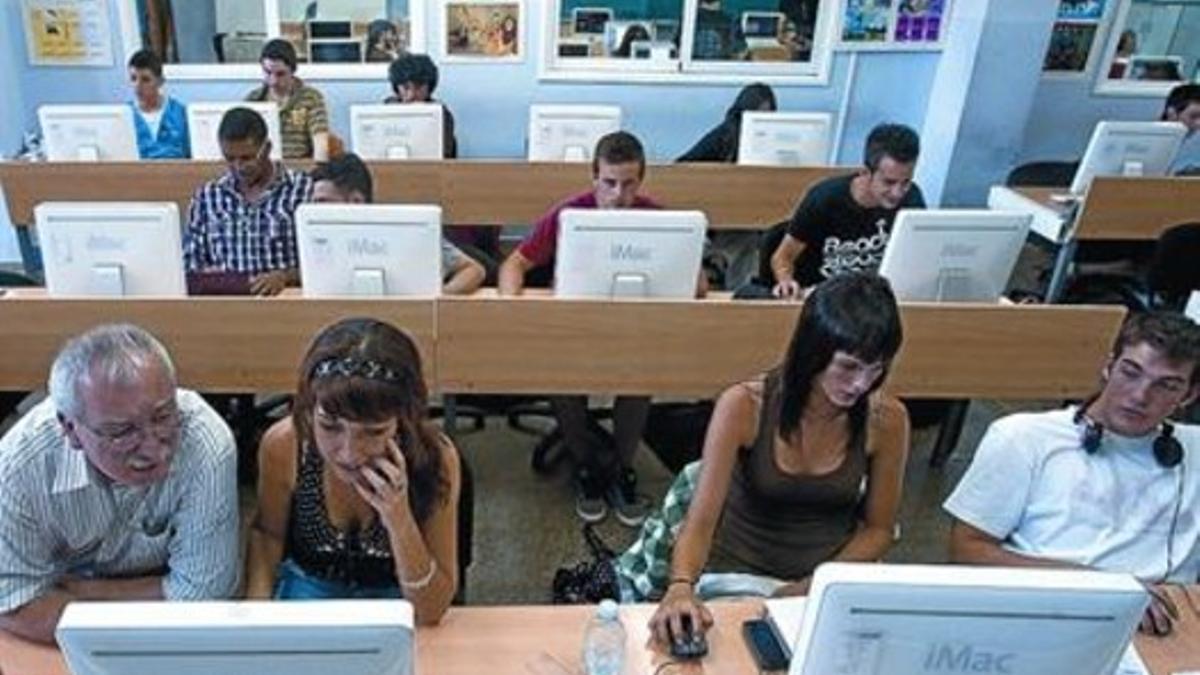 Un grupo de alumnos del instituto Esteve Terradas de Cornellà, en un aula de formación profesional.