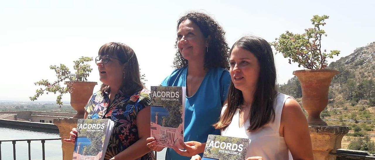 Bel Busquets, Catalina Cladera y Aurora Ribot, líderes del Pacto en el Consell, tras firmar los Acuerdos de Raixa.