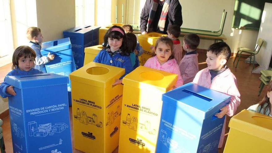 El colegio rural Ría del Eo fomenta el reciclaje entre los niños