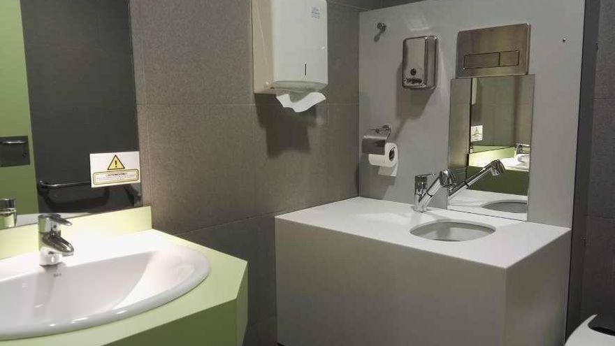 El nuevo bloque instalado en uno de los baños del Hospital Álvarez-Buylla de Mieres.