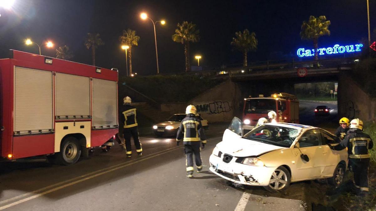 Los bomberos rescatan a un conductor de 20 años tras sufrir un accidente en Carlos III