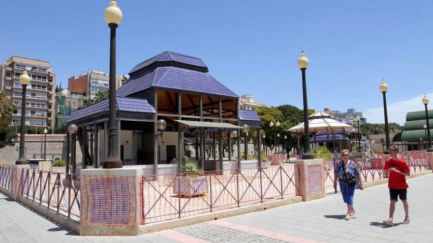 Parte del espacio de los quioscos del muelle desde hace más de diez años cerrados.