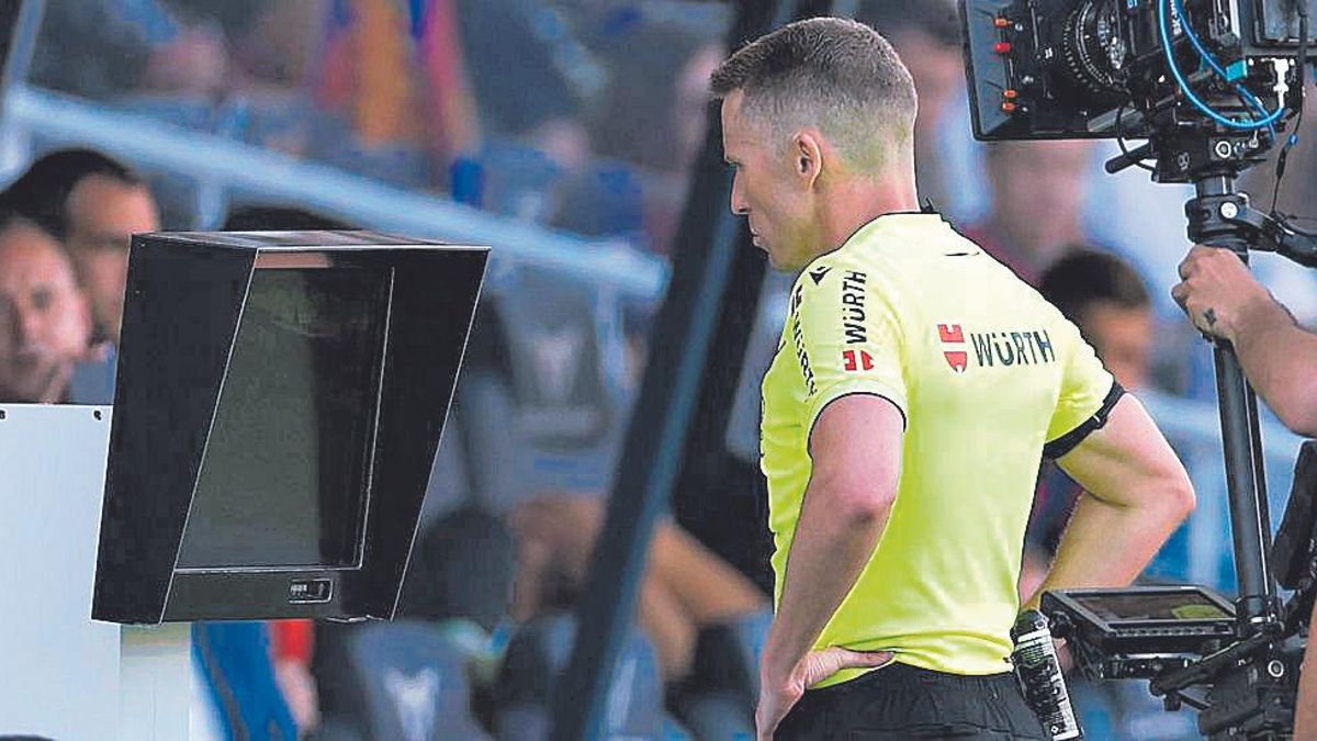 Un árbitro de Primera División, revisando el VAR