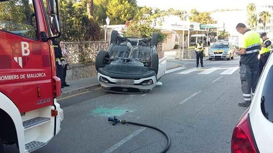 Pkw-Fahrer rammt mehrere geparkte Autos und überschlägt sich