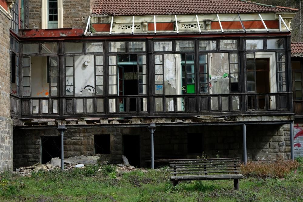 Pintadas y deterioro del Sanatorio de Bustiello