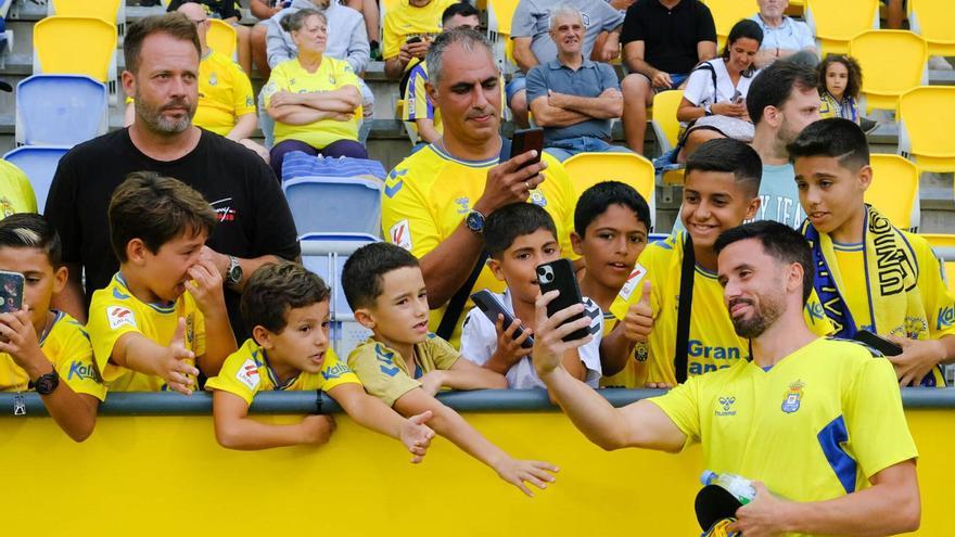 El madrileño Javi Muñoz se hace un selfi con un grupo de jóvenes seguidores amarillos en la grada de Tribuna, el pasado viernes, antes del inicio del UD-Real. | | JOSÉ CARLOS GUERRA