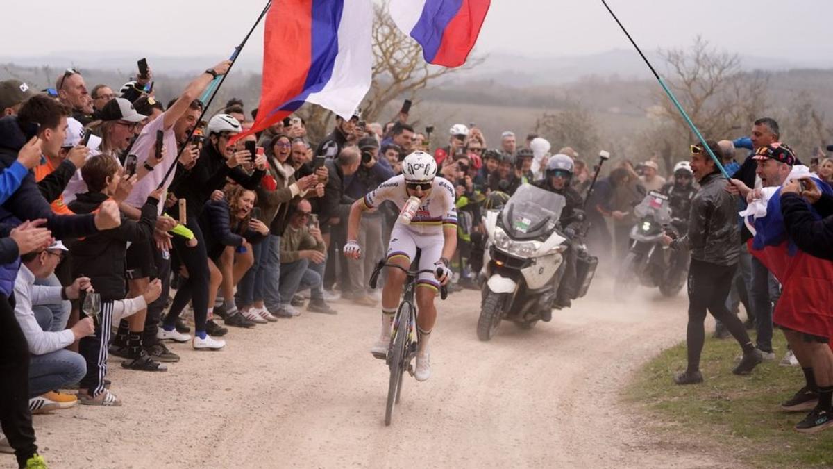 Pogacar se lleva la victoria en la Strade Bianche