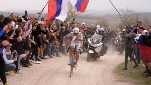 Pogacar se lleva la victoria en la Strade Bianche
