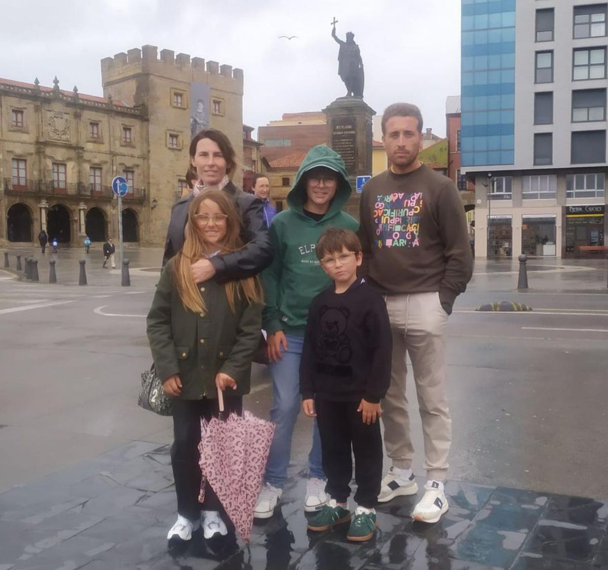 Martina y Mateo Prado, delante, con Cristina Parra, Izan Prado y Fernando Prado, ante la estatua de Pelayo. | ÁNGEL GONZÁLEZ