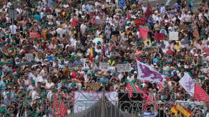 Manifestantes frente a la estación de tren de Zamora