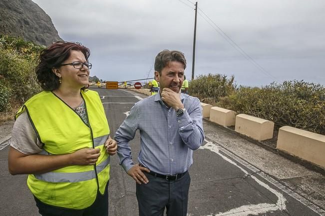 13/07/2016 Visita del presidente del Cabildo de Tenerife Carlos Alonso  junto a Técnicos para ver in situ el estado del derrumbe del talúd de la carretera que lleva a la Punta de Teno.José Luis González