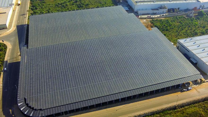 Vista panorámica de la instalación fotovoltaica sobre cubierta de Onda (Castellón).