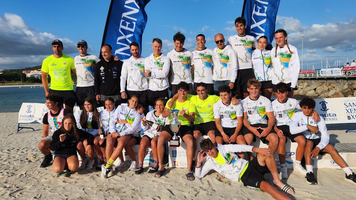 El Club de Mar Ría de Aldán-Gandón en el podio tras su victoria por equipos en la Travesía Vila de Portonovo.