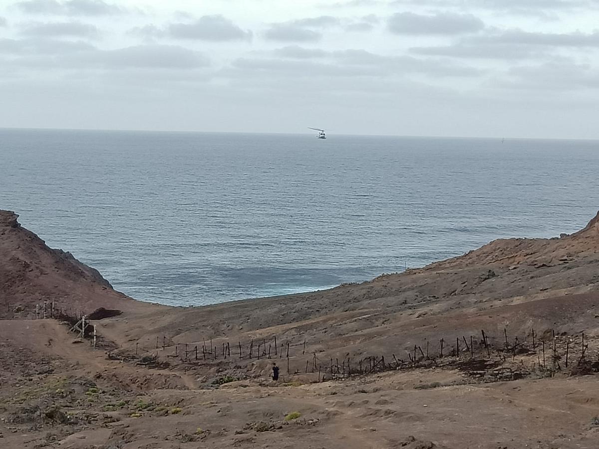 El helicóptero de Salvamento Marítimo busca a Juan Luis en la zona en la que cayó al mar, este domingo.