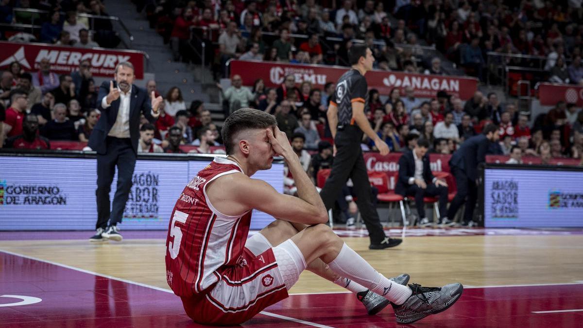 Joaquín se lamenta en el suelo durante el último partido del Casademont en el Felipe
