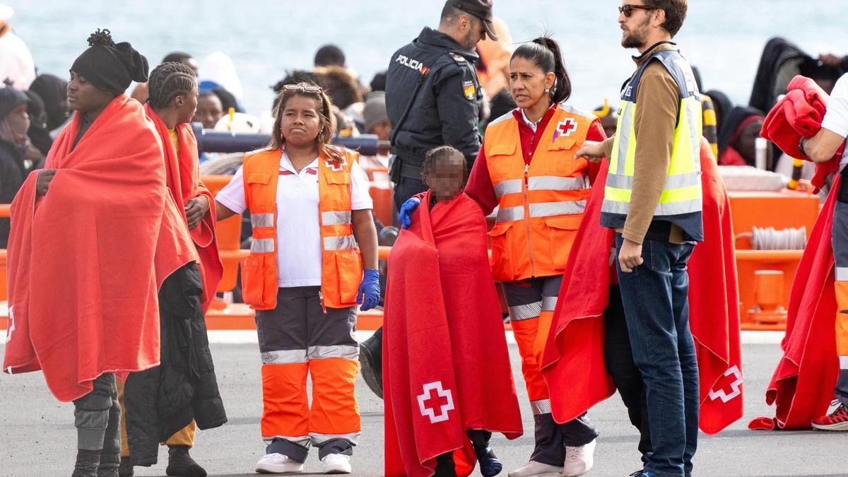 Varios servicios de emergencia atienden a migrantes recién rescatados de un cayuco.