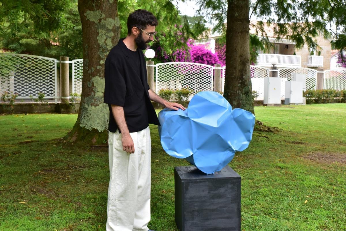 La inauguración de «Doble paisaje», una exposición del artista Efraim Ortega que puede verse en los jardines del Eurostars Gran Hotel La Toja.