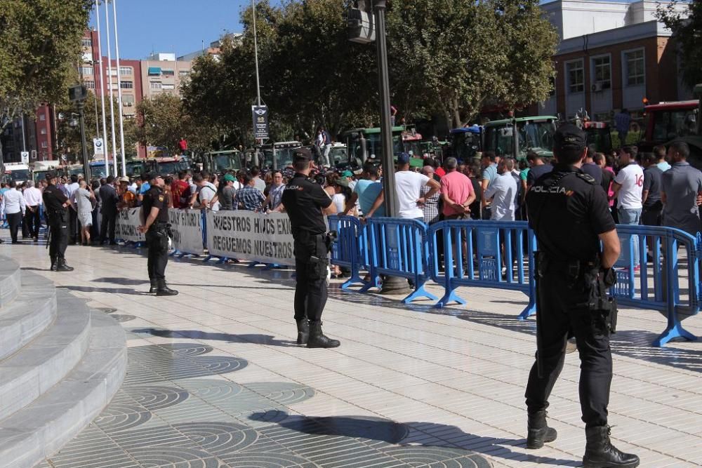 Protesta de agricultores en la Asamblea Regional