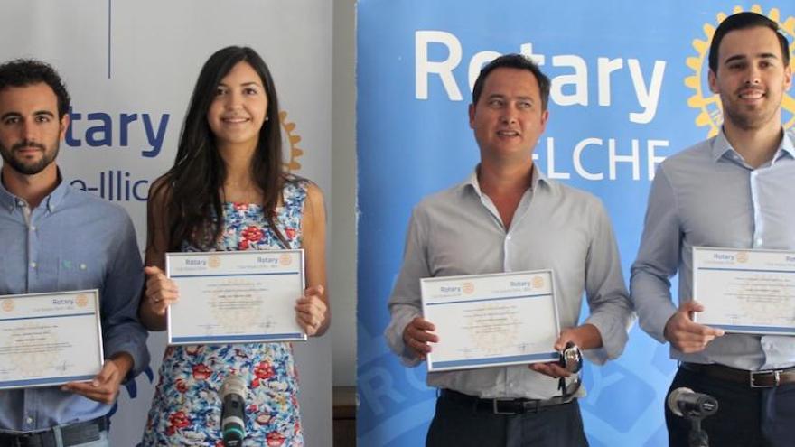 Los estudiantes premiados por los rotarios.