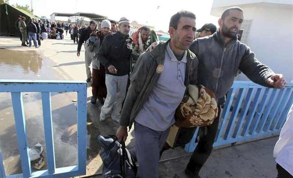 Un grup d’egipcis entren a Tunísia a la recerca d’una oportunitat, empesos per la inestabilitat que castiga Líbia. Un grup d’egipcis entren a Tunísia a la recerca d’una oportunitat, empesos per la inestabilitat que castiga Líbia.