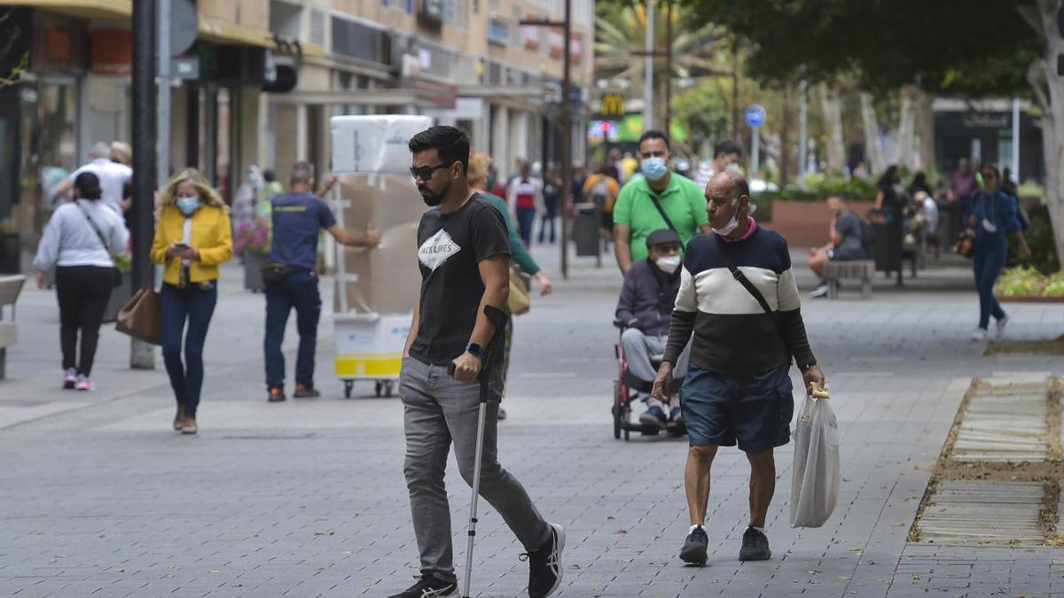 Ciudadanos con y sin mascarilla en Las Palmas de Gran Canaria