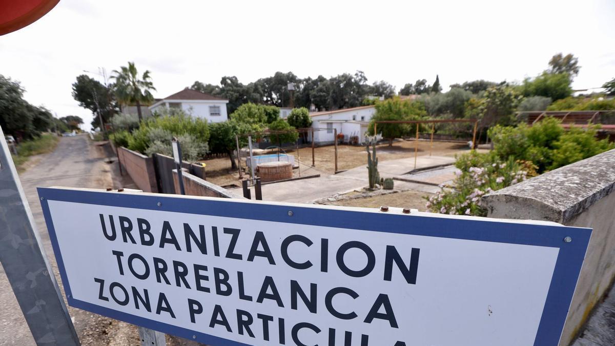 Viviendas y un cartel informativo en la zona de Torreblanca.