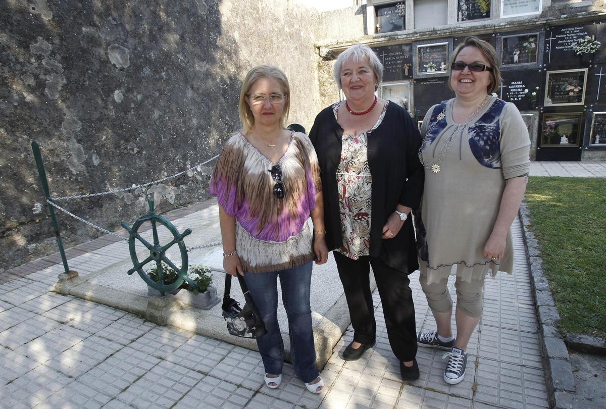 Arnhild Utheim, con su hija Kristin a la derecha, y su tocaya de Oia, Arnilda, cuando visitó la tumba de su familia en Baiona en 2012.