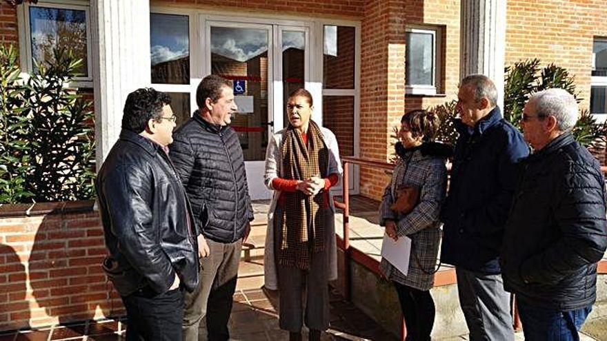 La delegada territorial, en el centro, durante la visita realizada ayer a Tierra de Campos.