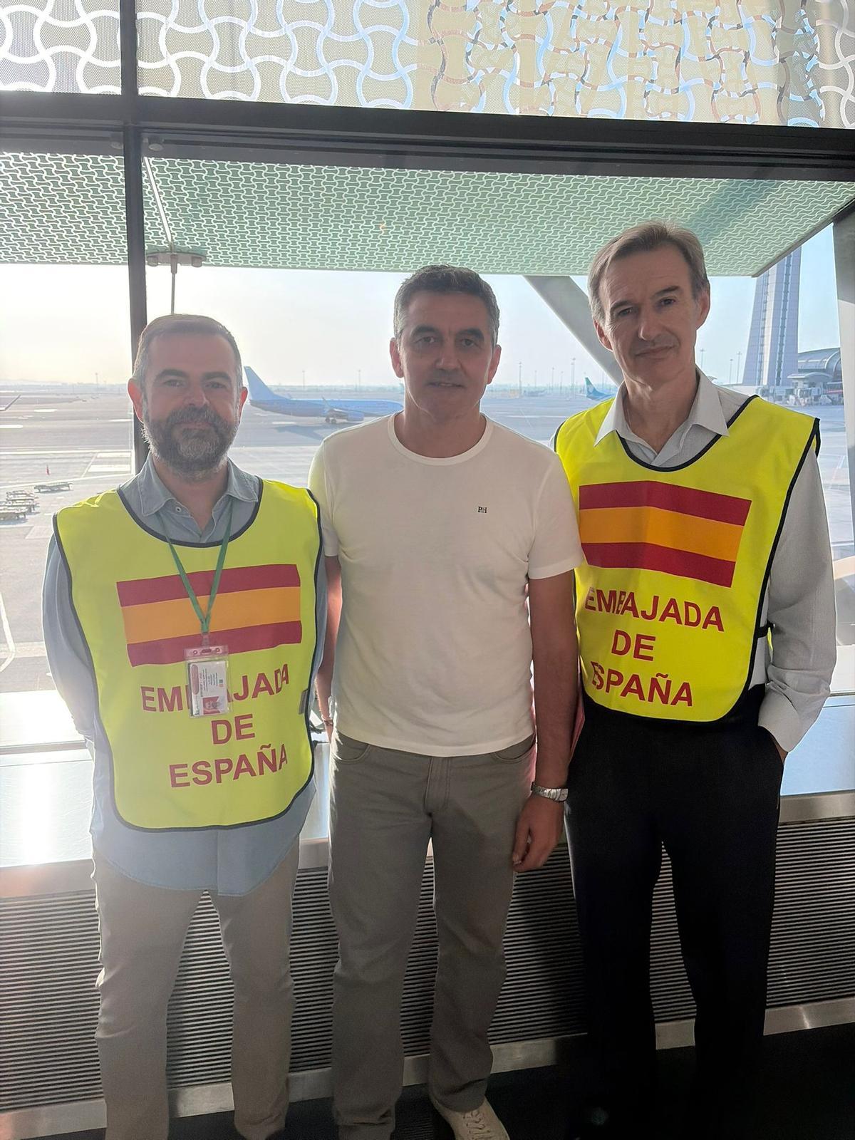 Francisco García Tejada, con el embajador de España en Omán, Francisco Javier de Istúriz Simonet (a la derecha) y otro funcionario español.