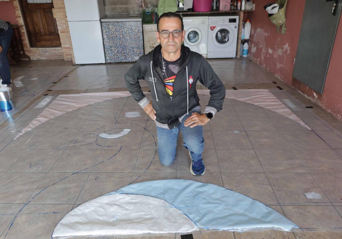 Antonio Chuvias, sobre el plástico que sostendrá la alfombra en escalera este domingo.