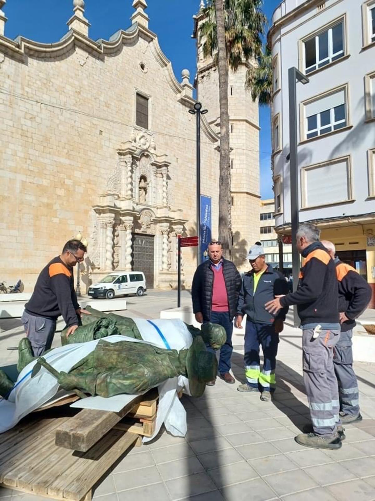 Una vez finalizadas las obras del Eje Cívico en el paseo Ferreres Bretó de Benicarló, la escultura de 'Els Llauradors' vuelve a su ubicación habitual.