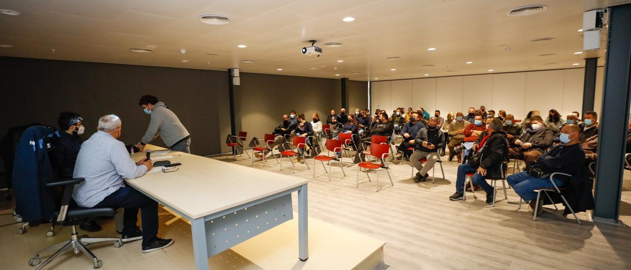 Los taxistas de la asociación  mayoritaria de Vila, en la asamblea extraordinaria celebrada esta mañana en el Recinto Ferial.