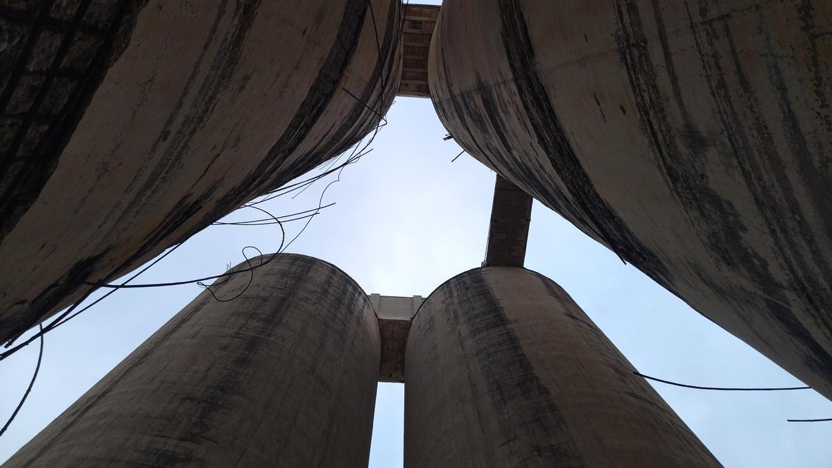 Los enormes silos de la Fábrica del Portland