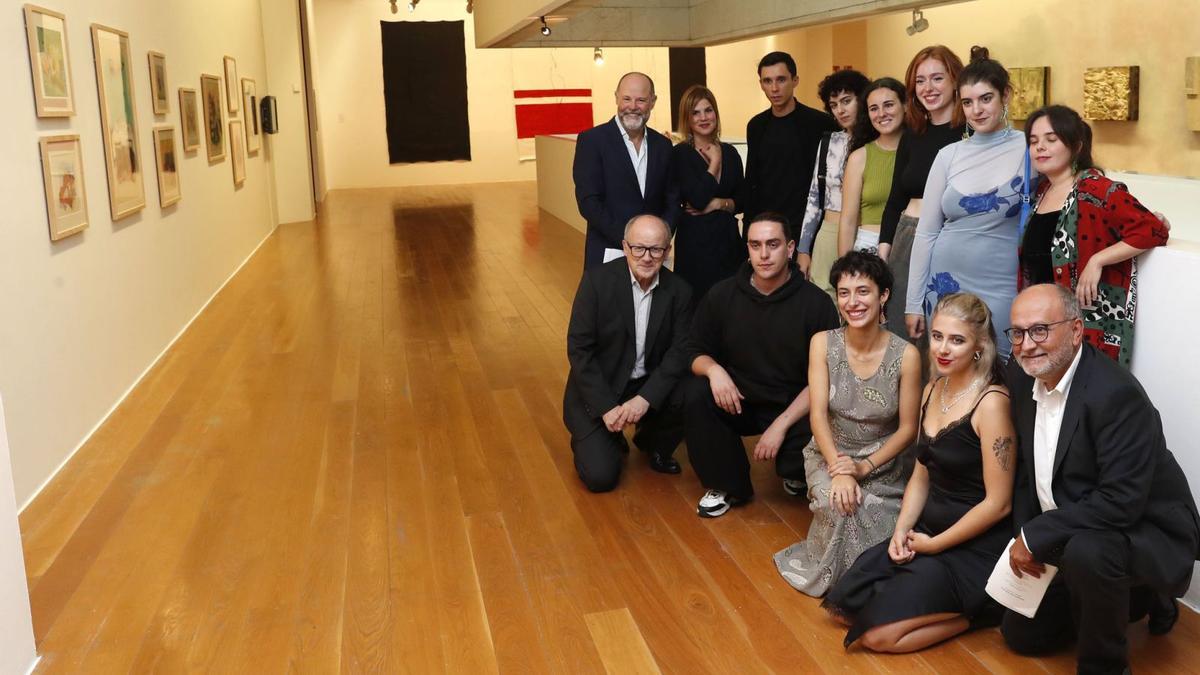 Los diez artistas de la muestra con Abel Losada, el director del MARCO y el decano de Belas Artes.  // J. Lores