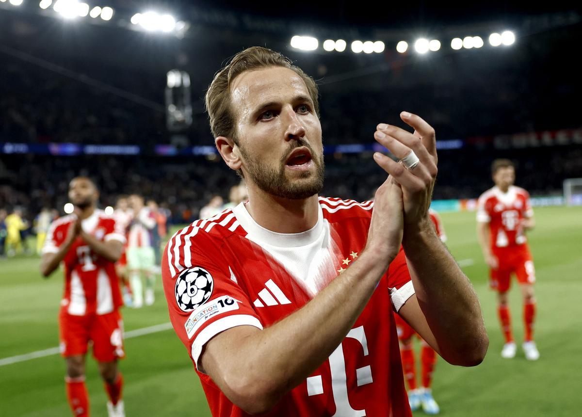 PARIS (France), 28/04/2026.- Harry Kane of Bayern and teammates applaud fans after the UEFA Champions League semi-final match between Paris Saint-Germain and Bayern Munich in Paris, France 28 April 2026. PSG won 5-4. (Liga de Campeones, Francia) EFE/EPA/YOAN VALAT