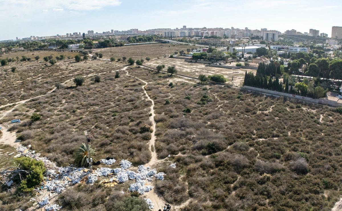 Imagen aérea de los terrenos de la antigua huerta alicantina, entre la Albufereta y Playa de San Juan, que siguen a la espera del plan parcial obligado por la protección de las torres.