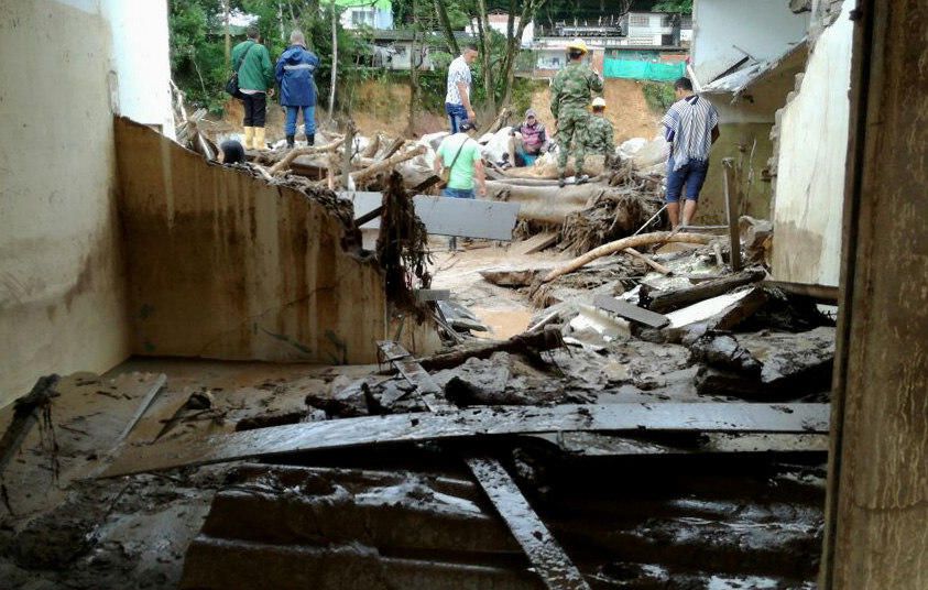 Más de 130 muertos en una avalancha de tierra en Colombia