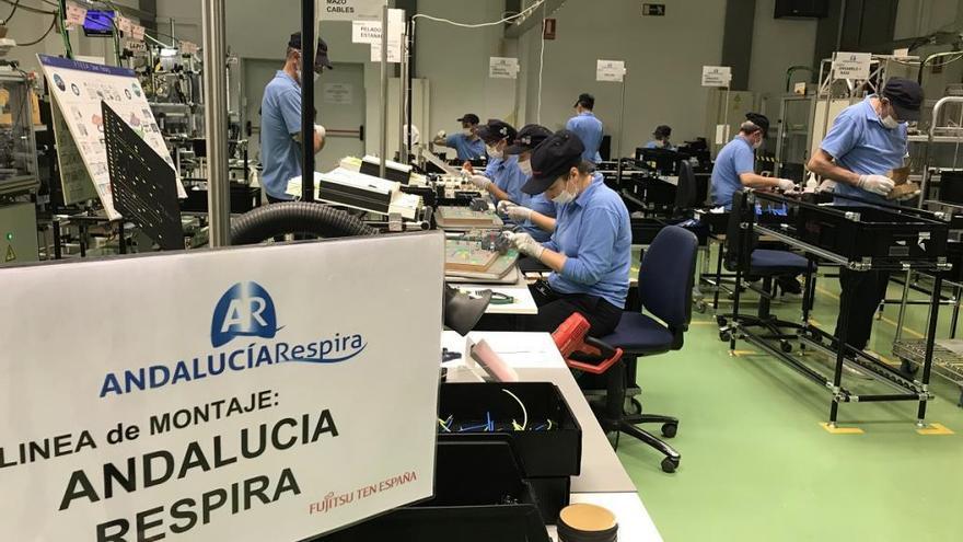 Fabricación de los respiradores en la planta de Fujitsu en Málaga.