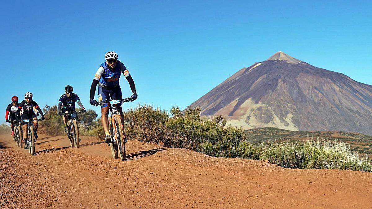 Ciclistas a su paso por el Parque Nacional del Teide