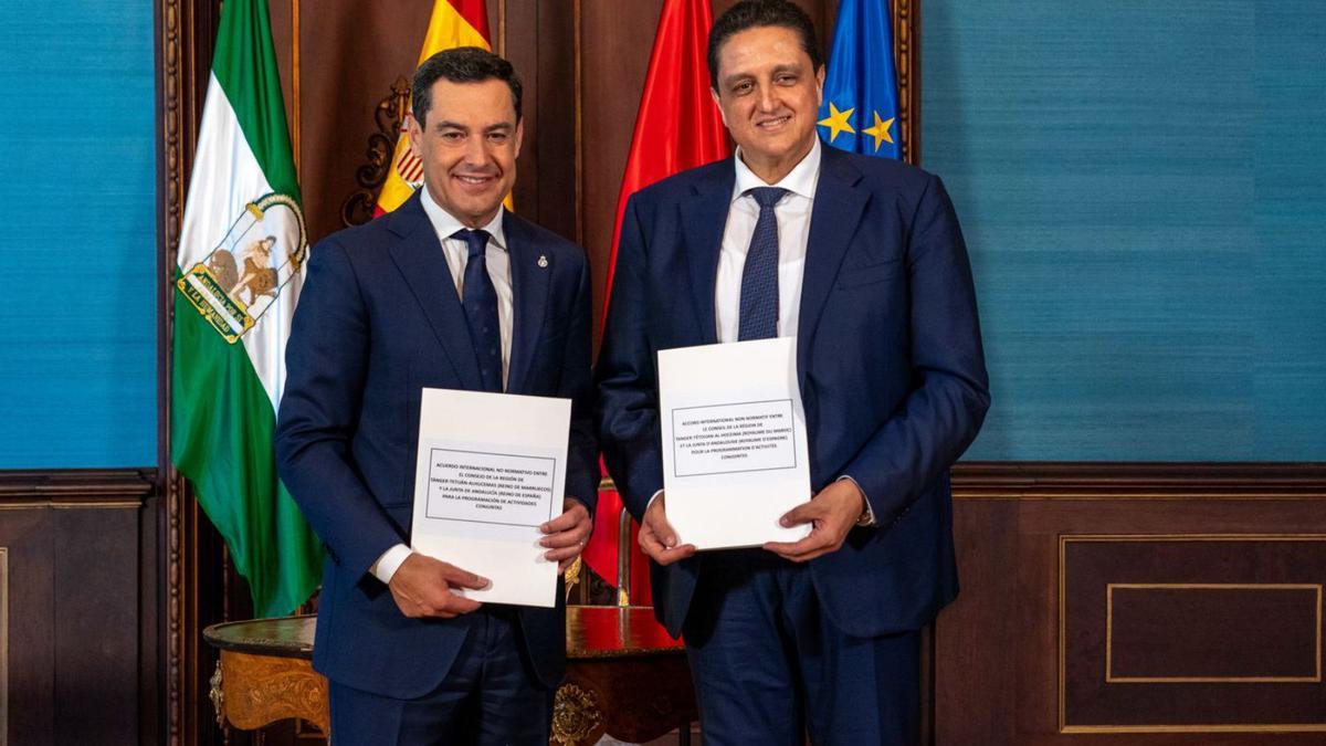 Juanma Moreno y Omar Moro, tras la firma del acuerdo. | EUROPA PRESS