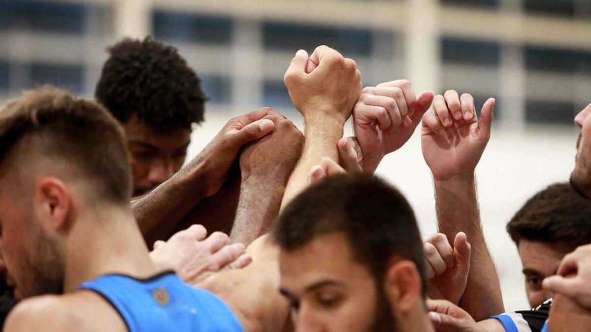 Piña de los jugadores del Club Básquet Sant Antoni