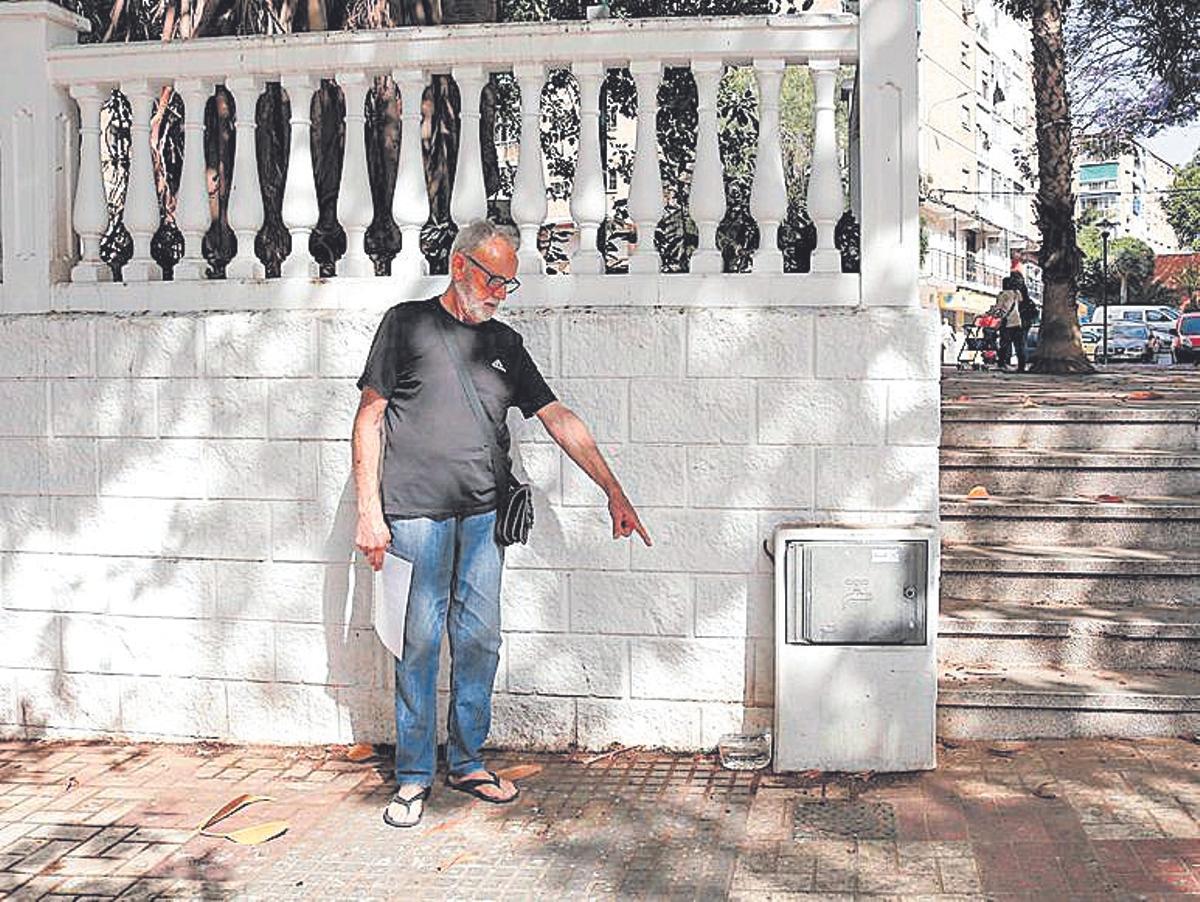 Los vecinos también lamentan que el Ayuntamiento haya retirado una fuente para beber al pie de la plaza.