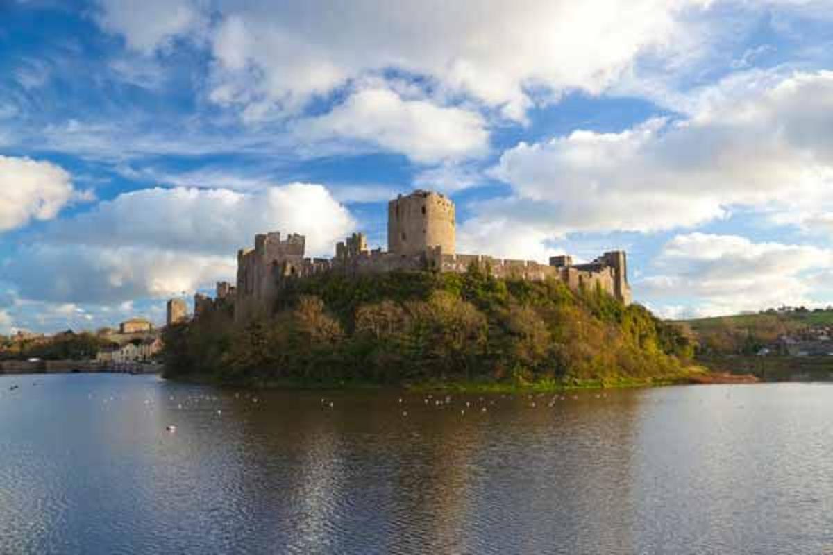 El castillo de Pembroke es un castillo medieval donde tres de sus lados están rodeados por el río Cleddau.