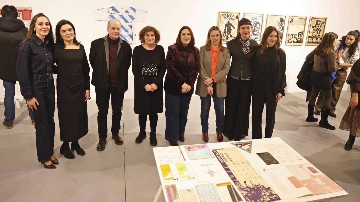 Gemma Mora, Conchi Mayo, Barro,  Sanmartín, González,  Louzao, María Valcárcel y Monica Maneiro, en l  Fundación Didac entre piezas de la muestra ‘O arquivo de Barro’.